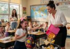 LLEGUÉ A LA ESCUELA DE MI HIJA DE 6 AÑOS PARA DARLE UNA SORPRESA… PERO SENTÍ QUE EL CORAZÓN SE ME DETENÍA CUANDO VI A SU MAESTRA TIRAR SU LONCHE A LA BASURA MIENTRAS LE GRITABA: “¡TÚ NO MERECES COMER!” LO QUE ESA MUJER NO SABÍA ERA QUE LA NIÑA A LA QUE ESTABA HUMILLANDO… ERA LA HIJA DE LA ÚNICA DUEÑA DE TODA LA ESCUELA.